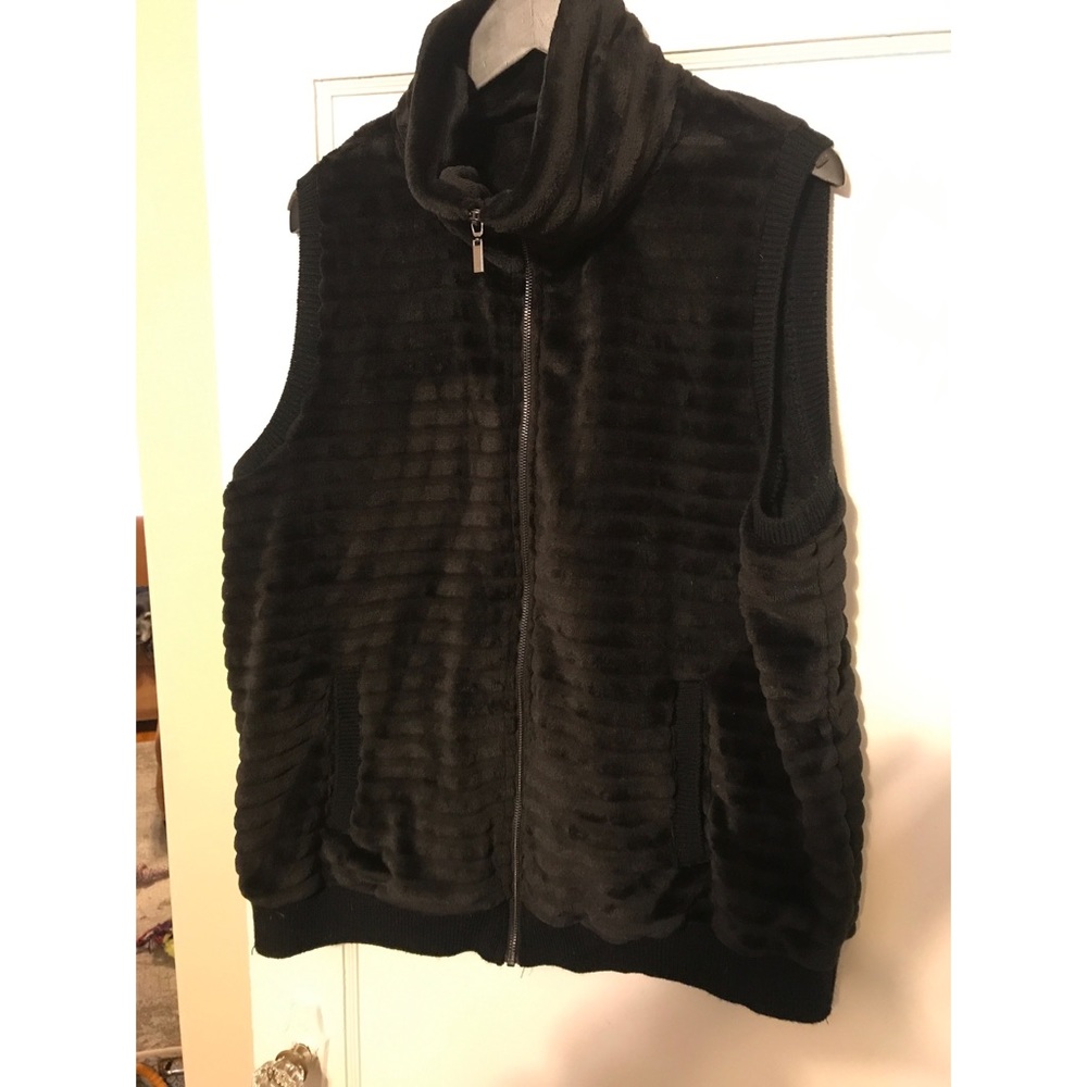 Black Faux fur vest Great weight for layering!